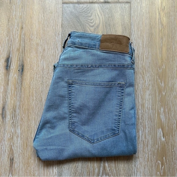 Divided Blue Skinny Jeans by H & M Low Rise Light Wash - Size 6 - Picture 3 of 13